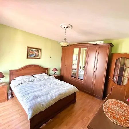 Apartment Flat Near Bazaar *